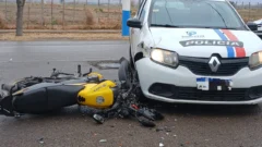 Una motociclista fue hospitalizada tras impactar contra un móvil policial en Pocito