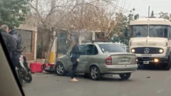 Fuerte choque entre una moto y un auto en Capital