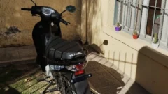 Detuvieron a un hombre cuando intentaba desarmar una moto robada